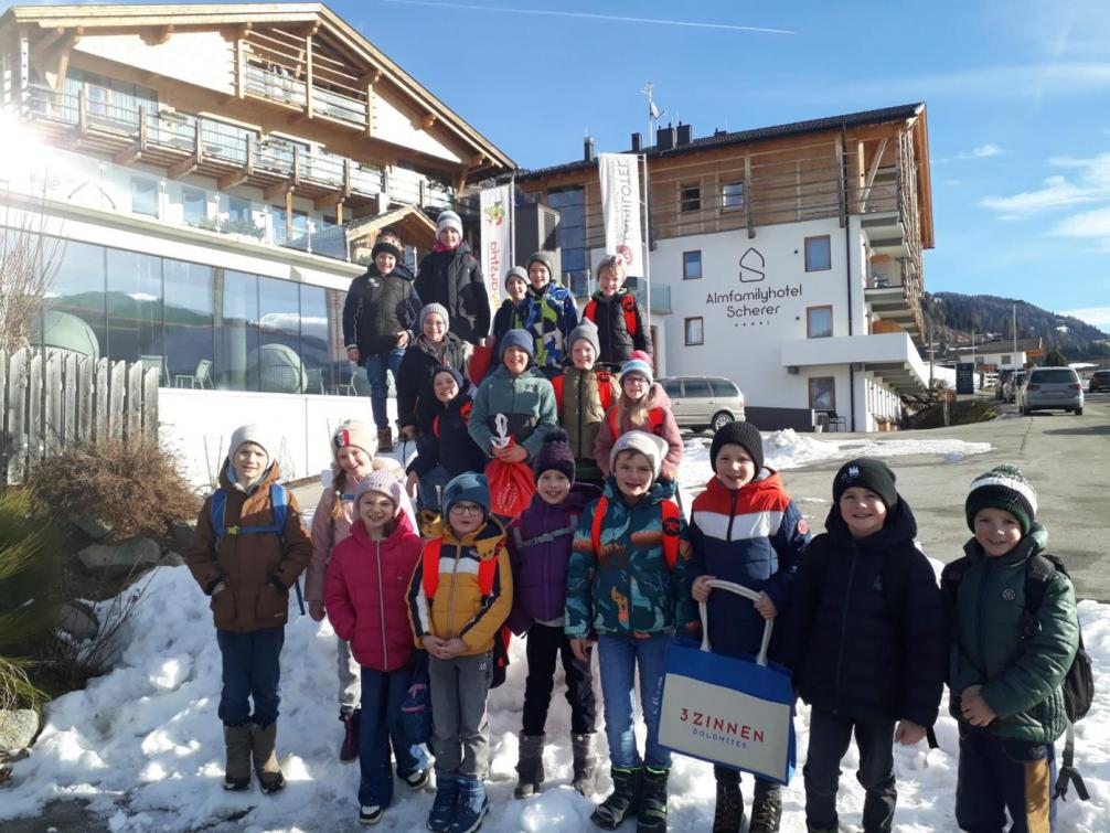 Mit einer Lehrerin bereitgestellt vom Schulsportservice und unseren Sportlehrer verbessern wir unser Schwimmkenntnisse