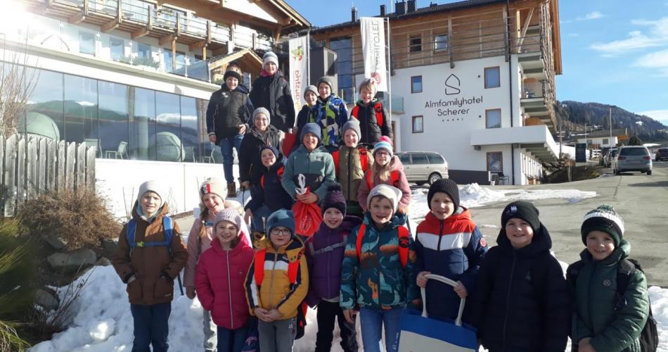 Mit einer Lehrerin bereitgestellt vom Schulsportservice und unseren Sportlehrer verbessern wir unser Schwimmkenntnisse